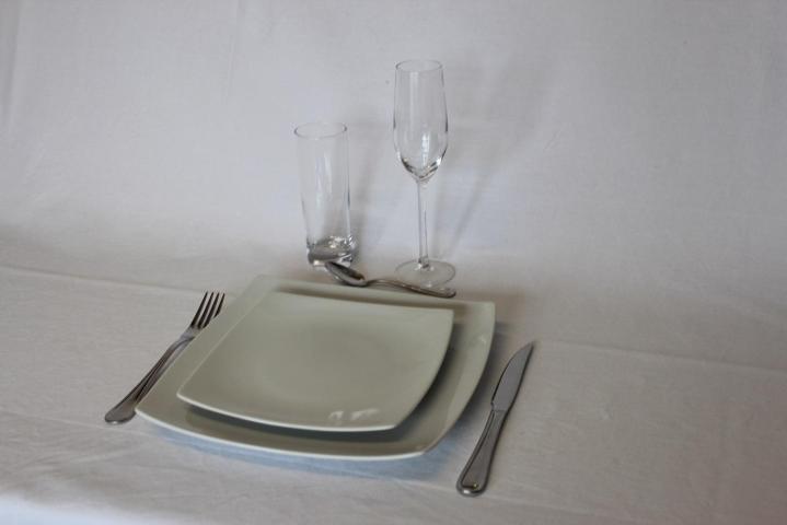 Nous fournissons vaisselle de réception raffinée pour vos événements spéciaux.